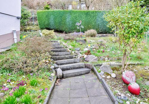 Aufgang neben dem Haus