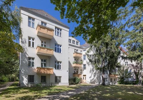 Gründerzeitbau im Grünen