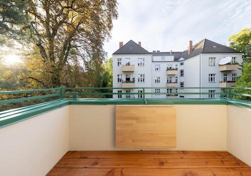 Ruhiger sonniger Balkon