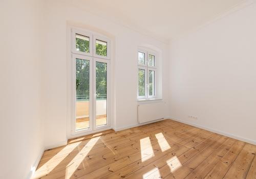 Wohnzimmer mit Balkon