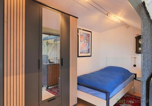 Bett hinter dem Vorhang