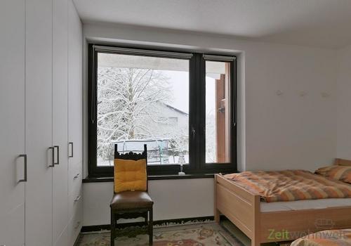 Kleiderschrank und Winter-Gartenausblick