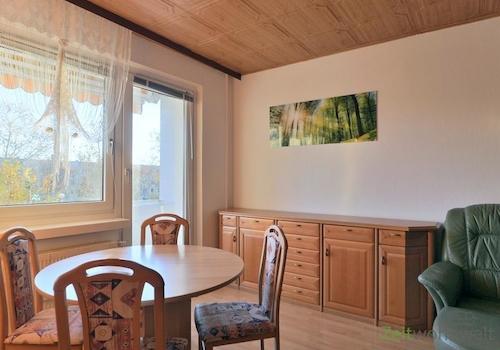 Estisch vor dem Balkon