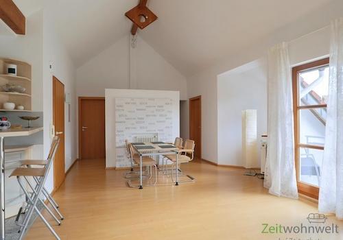 Blick zu Esstisch und Schlafzimmern