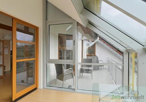 Blick vom Wintergarten auf den Balkon