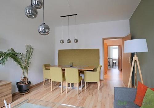 Wohnzimmer-Esstisch neben der Tür