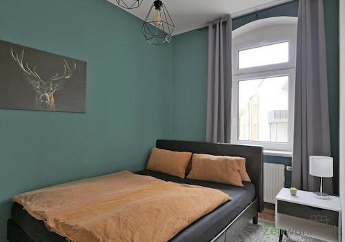 breites Bett im Schlafzimmer