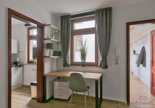 Blick zu Küche, Schreibtrisch, Flur