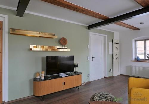 Blick zu TV und Eingang