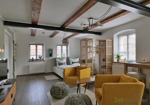 Blick zum Raumteiler-Regal