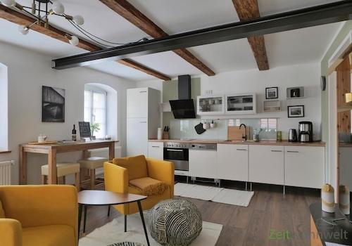 hoher Esstisch links vor dem Fesnter