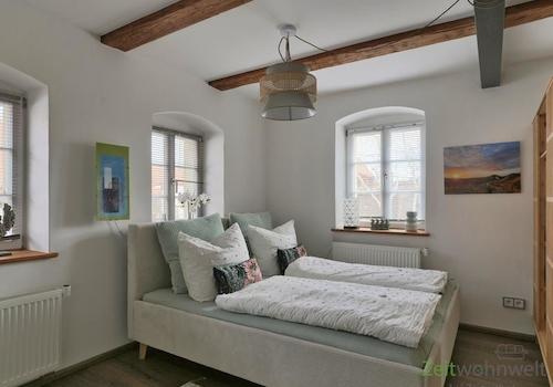 Doppelbett hinter dem Raumteiler