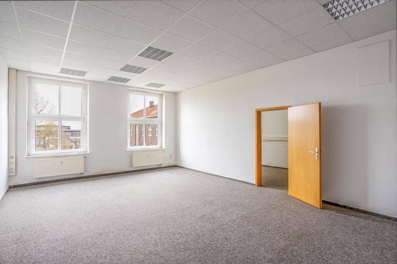 großes Bürozimmer im 1 Obergeschoss