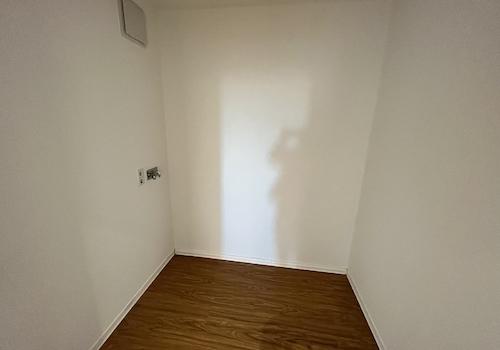 Abstellraum mit Waschmaschinenanschluss