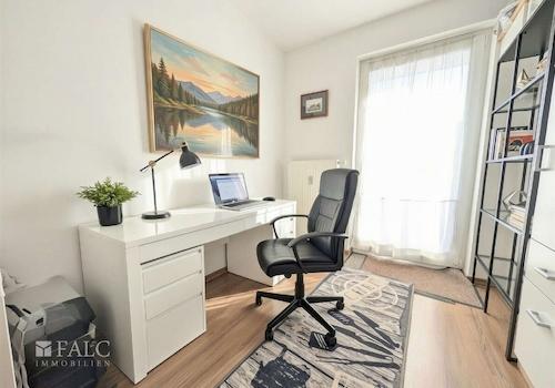 Büro/kleines Nebenzimmer (mit KI eingerichtet)