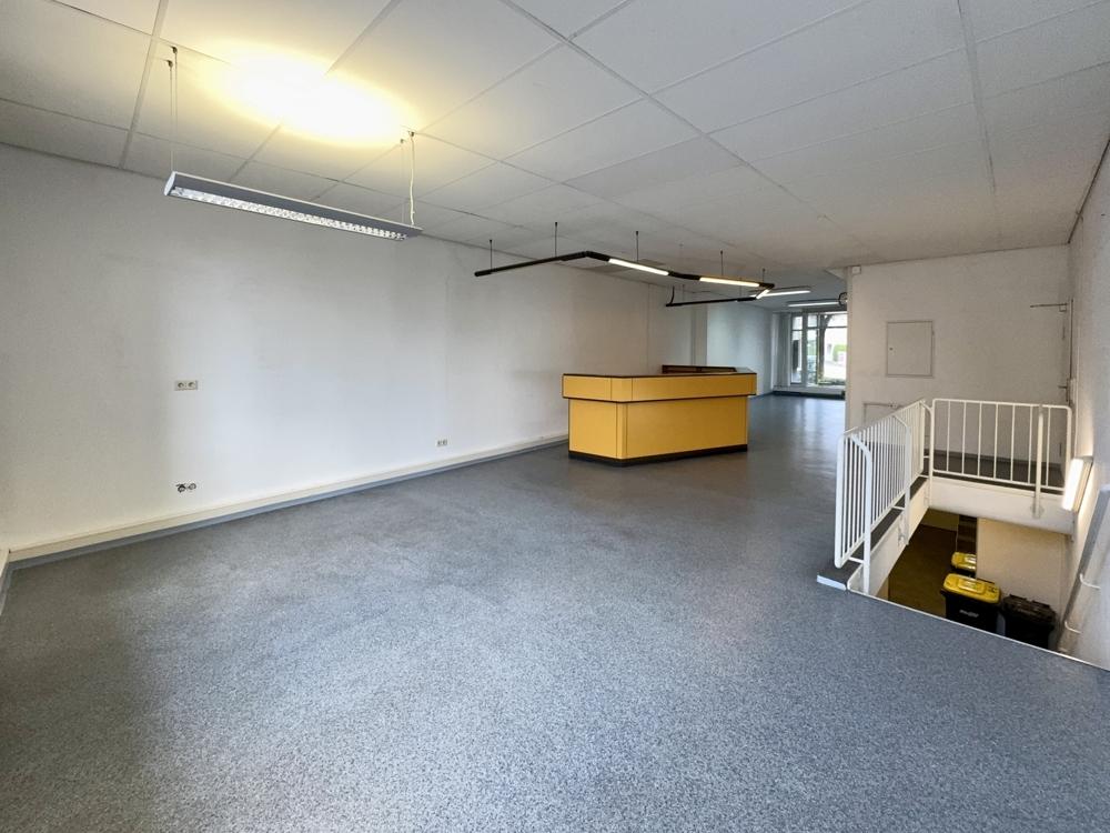 Raum 1 Obergeschoss - Blick Abgang u. Theke