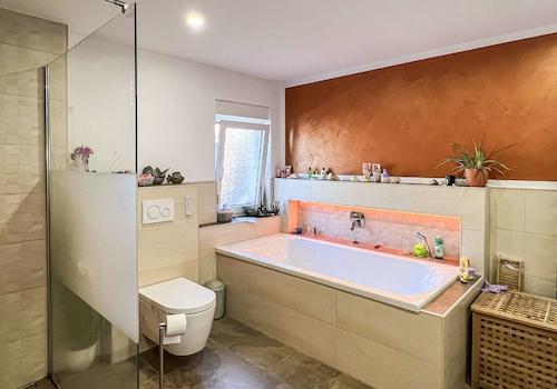 Modernes Tageslichtbad