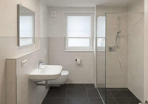 Tageslichtbad mit Dusche und Wanne