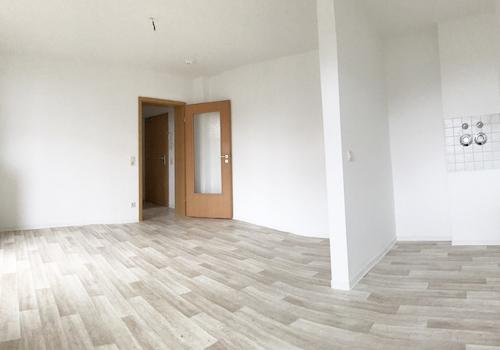 Wohnzimmer mit offener Kochnische