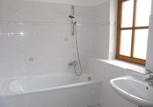 Tageslichtbad mit Wanne