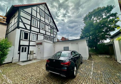 Parkplatz und Hauseingang