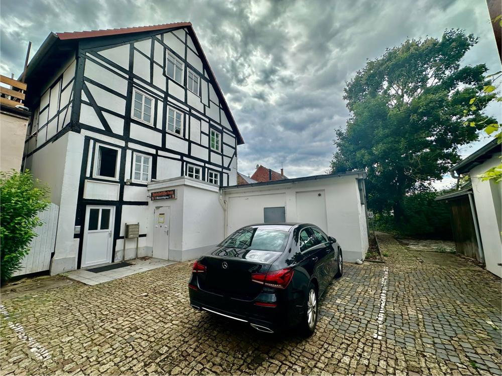 Parkplatz und Hauseingang