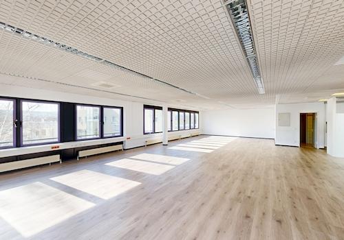 Großraumbüro mit Laminatboden