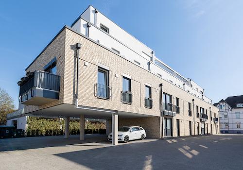 Außenansicht Parkplätze