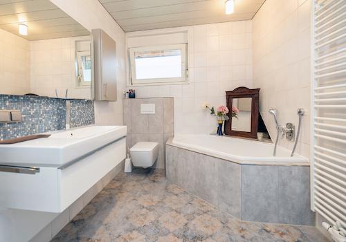 Modernes Badezimmer