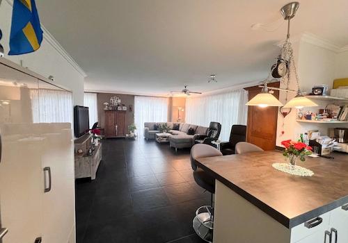 Blick von Küche ins Wohnzimmer