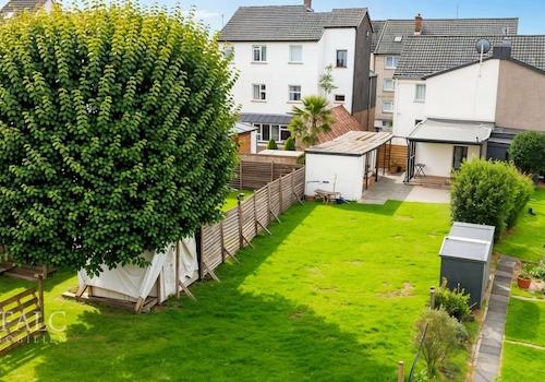 Garten Seite - (KI generiert)