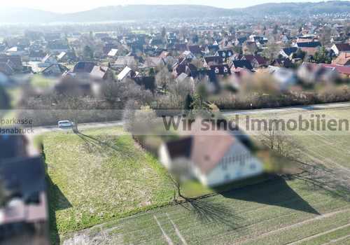 Hinteransicht und Umgebung