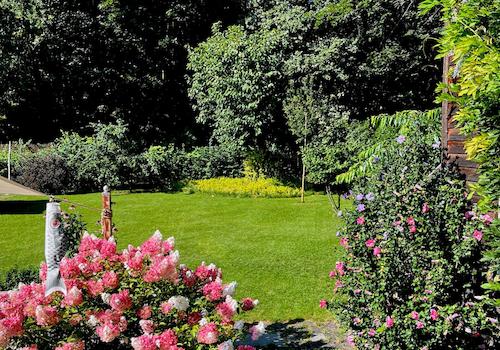 schön angelegter Garten