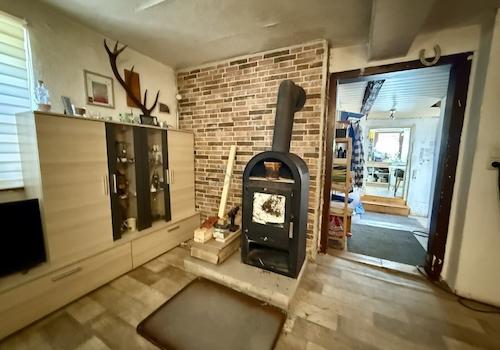 Gemütlicher Wohnbereich mit Kaminofen