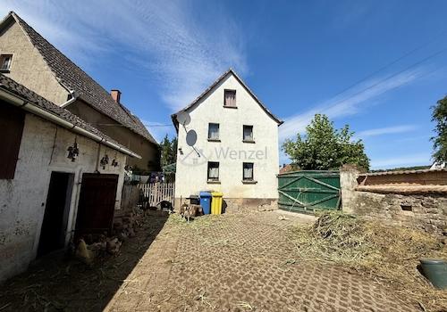 Hofbereich mit Stallungen