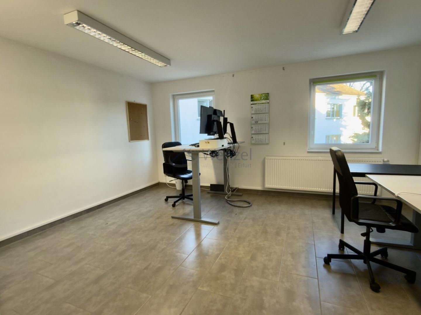 Lichtdurchflutetes Büro mit flexiblen Arbeitsplätzen und modernem Raumkonzept