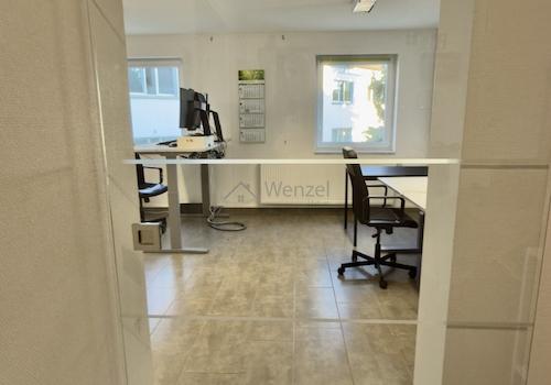 Lichtdurchfluteter Arbeitsplatz mit ergonomischem Höhenverstellbaren Schreibtisch und optimaler Tageslichtnutzung