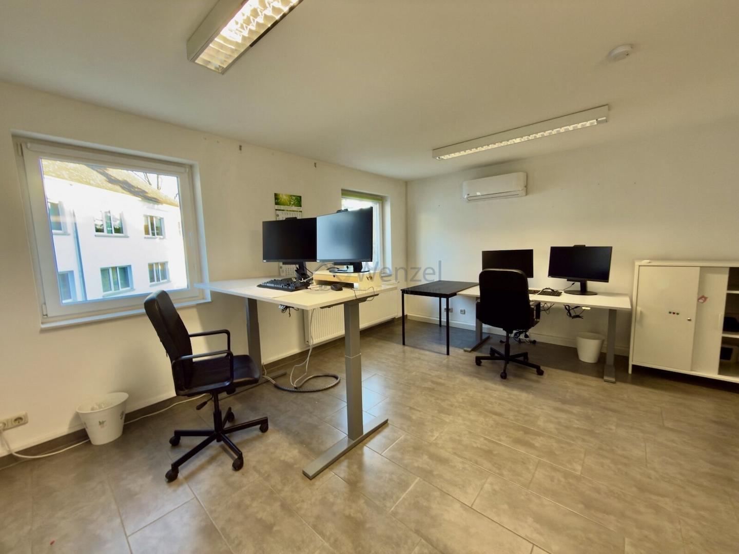 Moderne Bürofläche mit Klimaanlage und ergonomischen Arbeitsplätzen - Perfekt für kreative Teams!