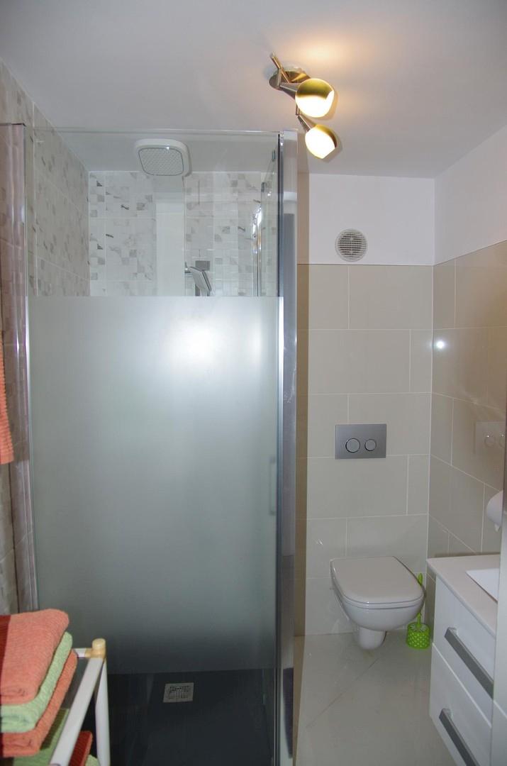 kleines Bad mit Toilette