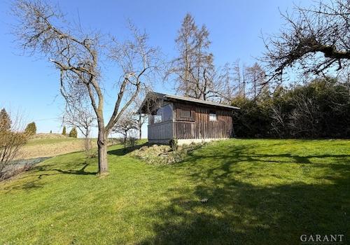 Grünfläche mit Freizeithäuschen