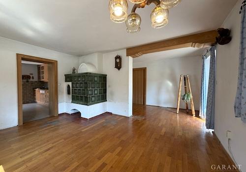 Wohnzimmer mit Kachelofen