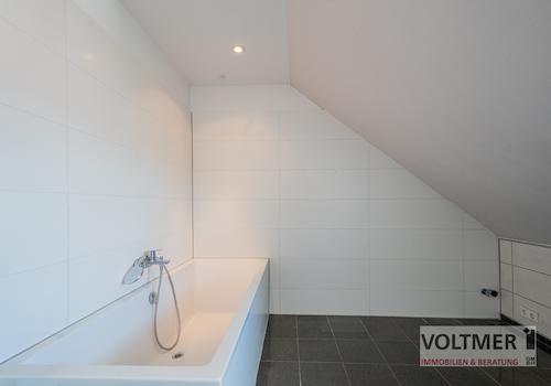 Badezimmer mit Badewanne 