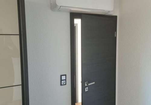 Detail: Innentür + Klimaanlage