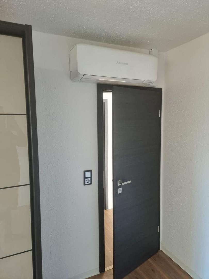 Detail: Innentür + Klimaanlage