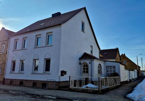 Vorder- und Seitenansicht