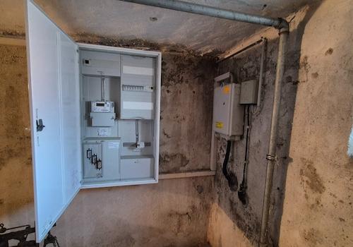 Stromkasten und Hausanschluß