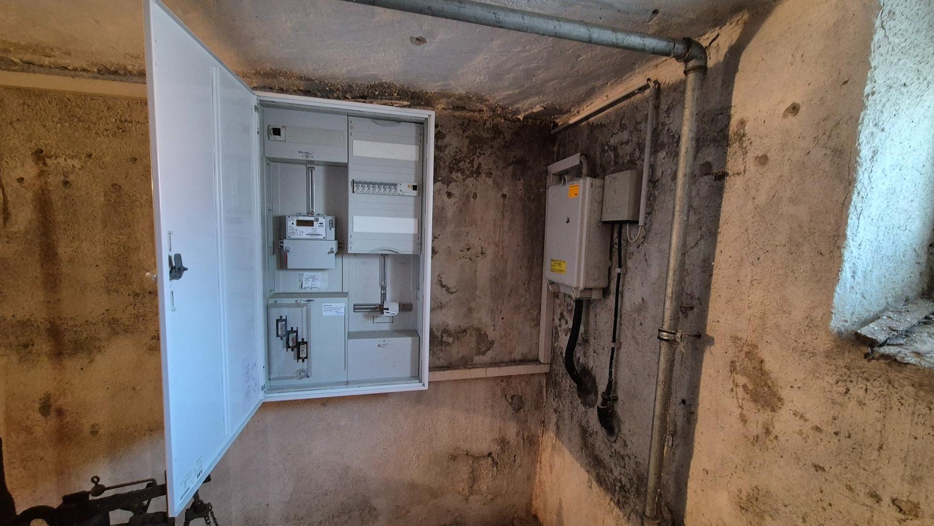 Stromkasten und Hausanschluß