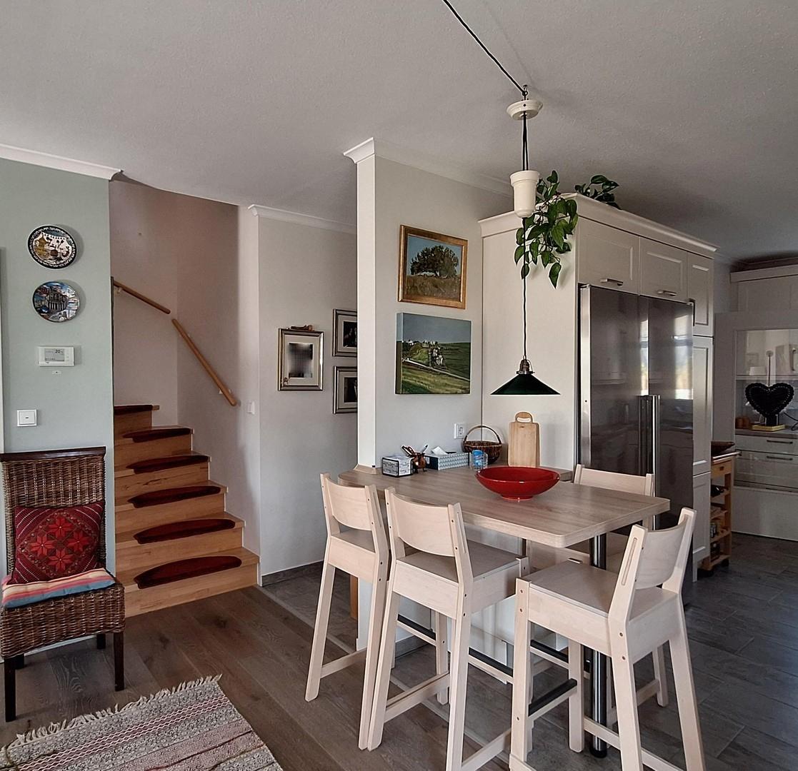 Küche - Theke - Treppenaufgang