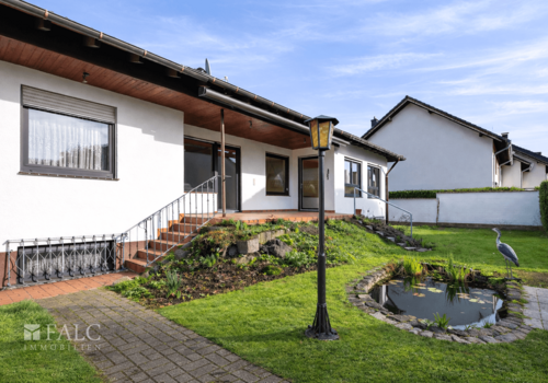 Teich mit Blick in den Garten