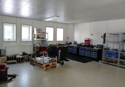 Halle angrenzender Raum